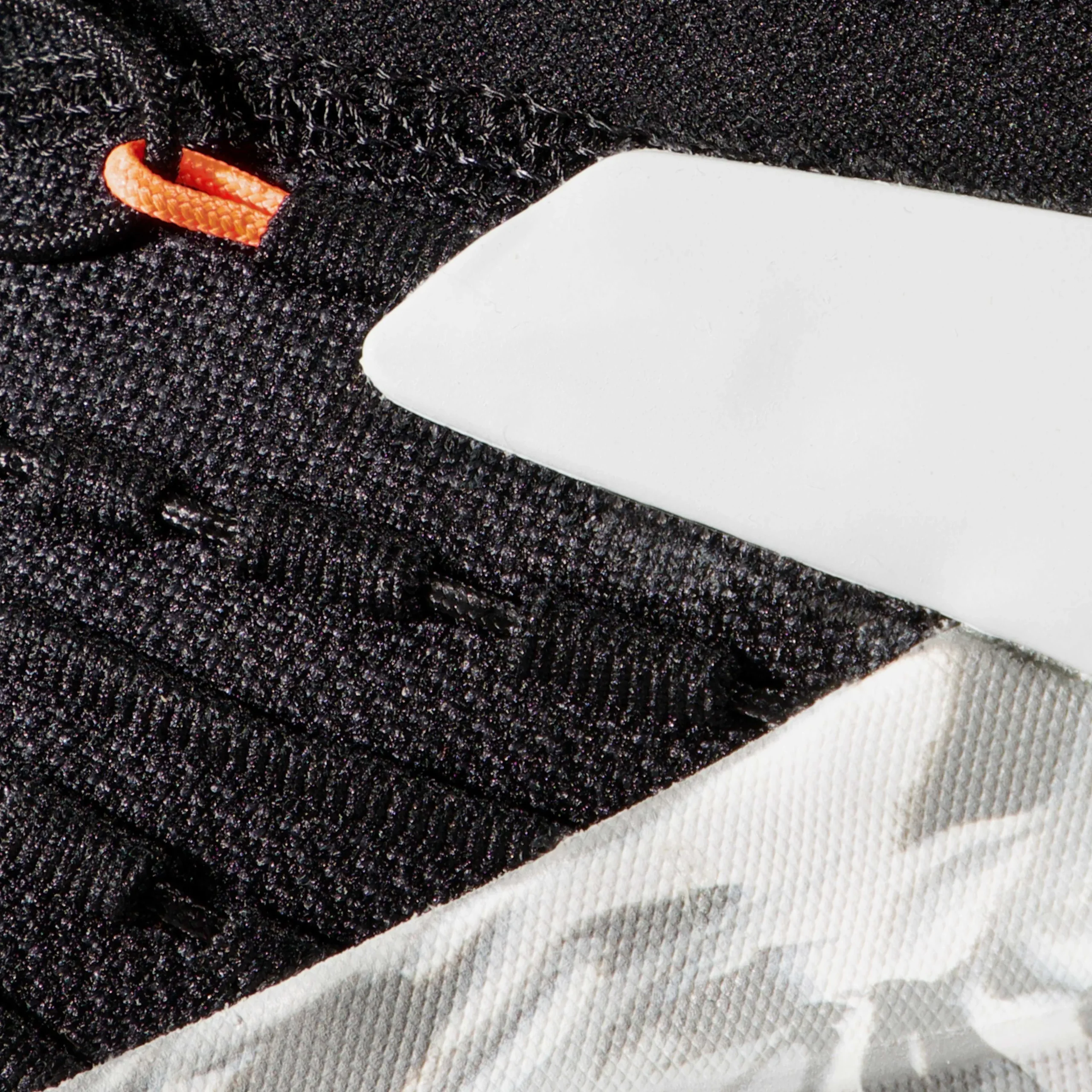 Hueco Knit II Low Women